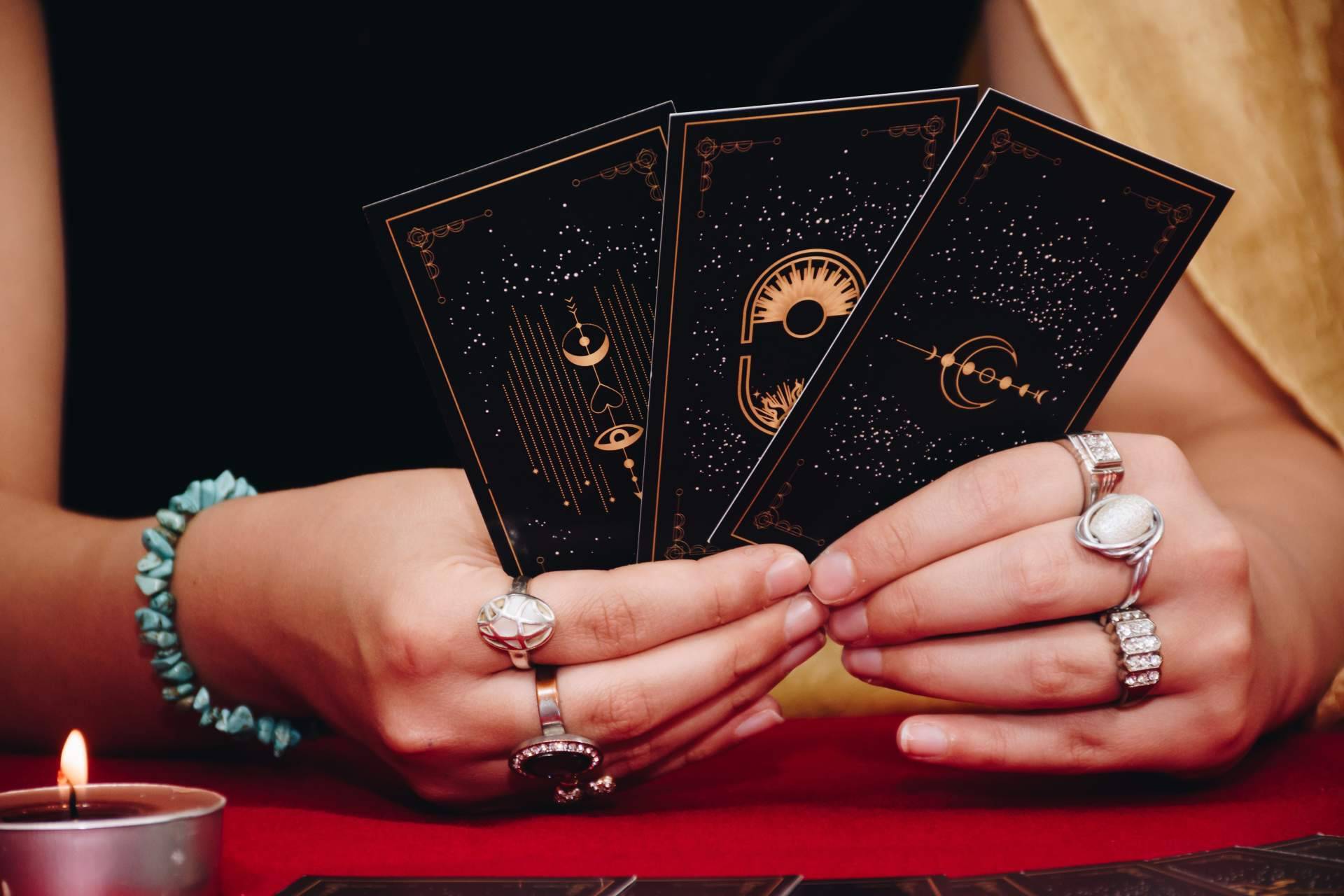 Los servicios de tarot y videncia telefónica de Astros de Luz