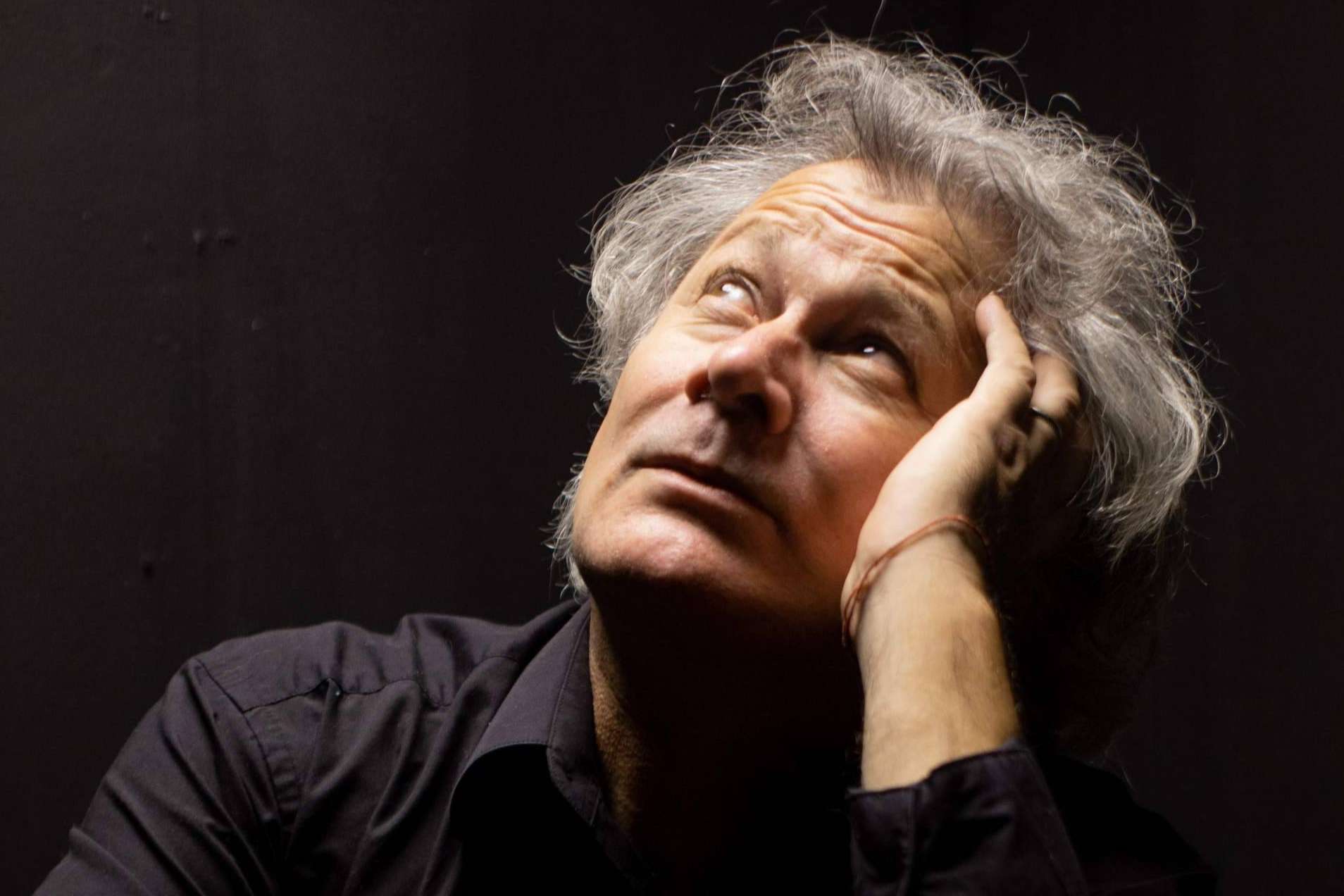 El actor, director, productor teatral y dramaturgo Alejandro Vales y su relación con Teatro 8