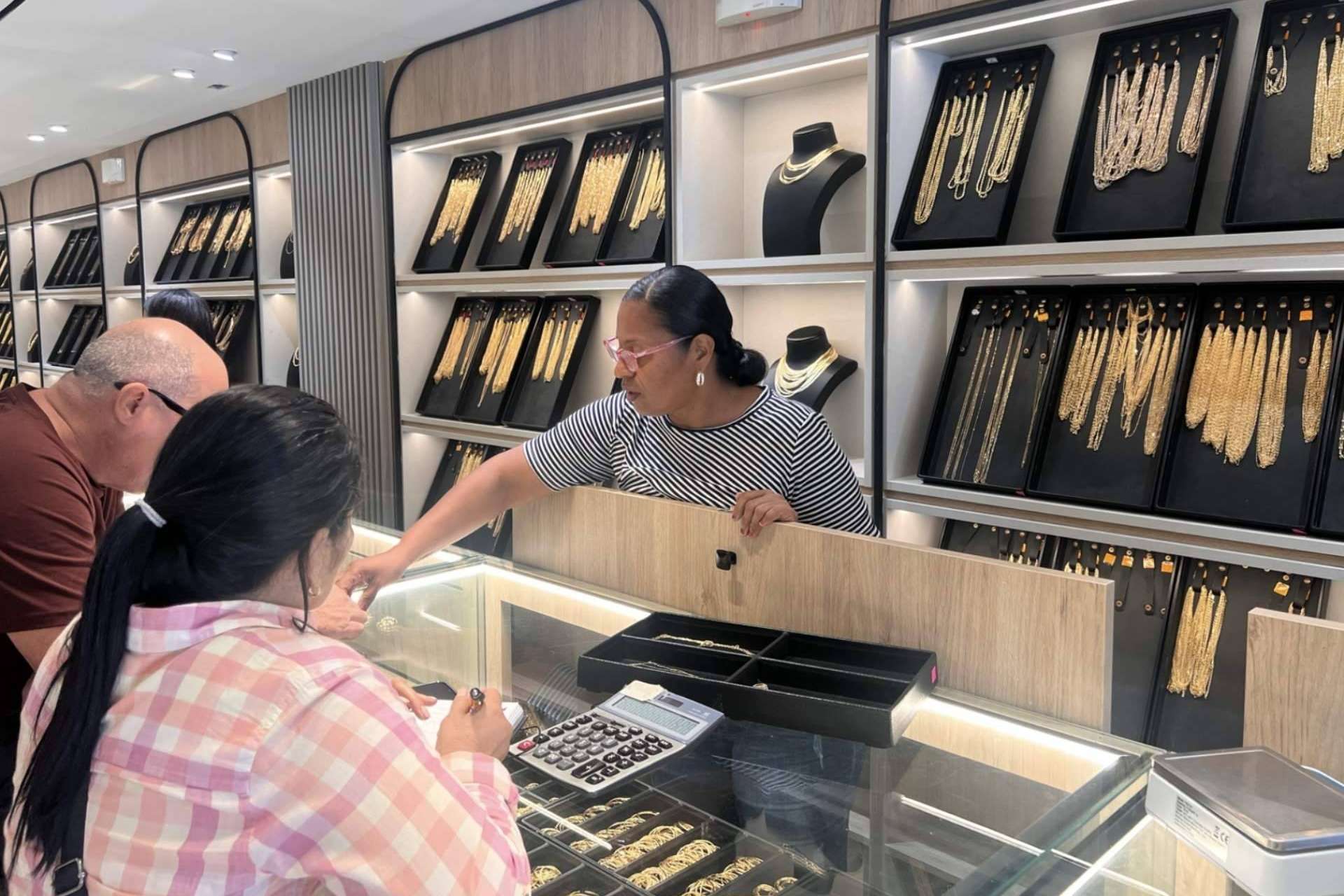 El distribuidor para mayoristas y detallistas de joyas de oro en Latinoamérica Alpha Trading